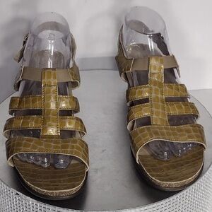 SAS gold Strappy Women's Sandals size 10N pre
Owned Exellent condition